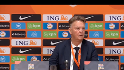 VIDEO / Van Gaal vuole bere la Coca Cola. Ma manca l’apribottiglie…