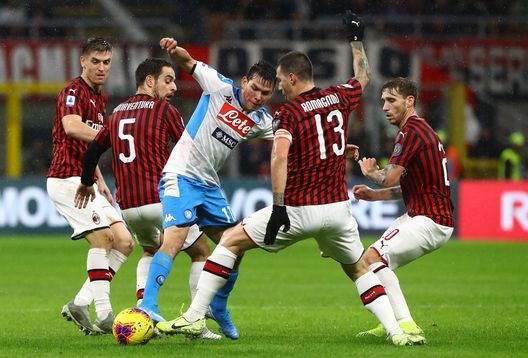 MILAN, ITALY - NOVEMBER 23: Hirving Lozano (C) of SSC Napoli competes for the ball with Giacomo Bonaventura (L) and Alessio Romagnoli (R) of AC Milan during the Serie A match between AC Milan and SSC Napoli at Stadio Giuseppe Meazza on November 23, 2019 in Milan, Italy. (Photo by Marco Luzzani/Getty Images) MILAN, ITALY - NOVEMBER 23: Hirving Lozano (C) of SSC Napoli competes for the ball with Giacomo Bonaventura (L) and Alessio Romagnoli (R) of AC Milan during the Serie A match between AC Milan and SSC Napoli at Stadio Giuseppe Meazza on November 23, 2019 in Milan, Italy. (Photo by Marco Luzzani/Getty Images)