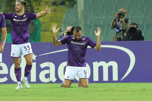 FLORENCE, ITALY - AUGUST 18: Arthur Mendonça Cabral of ACF Fiorentina celebrates after scoring a goal during the UEFA Europa Conference League 2022/23 Play-offs First Leg match between ACF Fiorentina and FC Twente at Artemio Franchi on August 18, 2022 in Florence, Italy. (Photo by Gabriele Maltinti/Getty Images) Jovic-Cabral, l’analisi dietro i problemi in attacco. Il 4-4-2 è possibile?- immagine 2