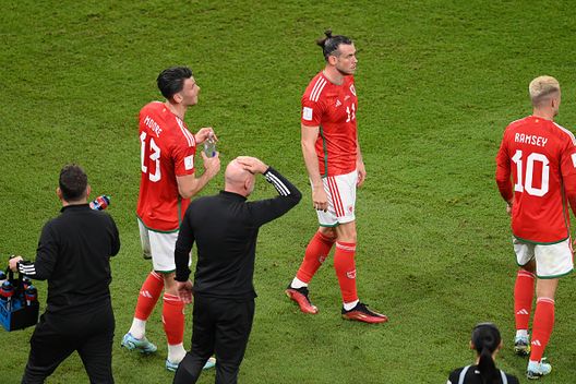 (Photo by Stu Forster/Getty Images) Solo 8 palloni toccati da Bale nel derby britannico perso con gli inglesi: e alla fine allontana il cameraman- immagine 2