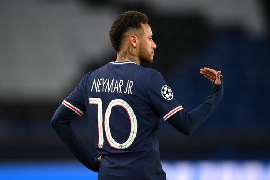PARIS, FRANCE - APRIL 13: Neymar of Paris Saint-Germain gestures during the UEFA Champions League Quarter Final Second Leg match between Paris Saint-Germain and FC Bayern Munich at Parc des Princes on April 13, 2021 in Paris, France. Sporting stadiums around France remain under strict restrictions due to the Coronavirus Pandemic as Government social distancing laws prohibit fans inside venues resulting in games being played behind closed doors. (Photo by Matthias Hangst/Getty Images) Neymar e il docufilm: “Il titolo caos perfetto mi rappresenta” - immagine 1