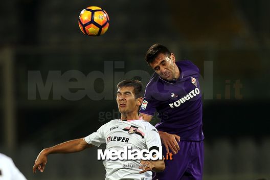 FLORENCE, ITALY - DECEMBER 04: Matias Vecino of ACF Fiorentina battles for the ball with Sinisa Andelkovic of US Citta' di Palermo during the Serie A match between ACF Fiorentina and US Citta di Palermo at Stadio Artemio Franchi on December 4, 2016 in Florence, Italy.  (Photo by Gabriele Maltinti/Getty Images) 