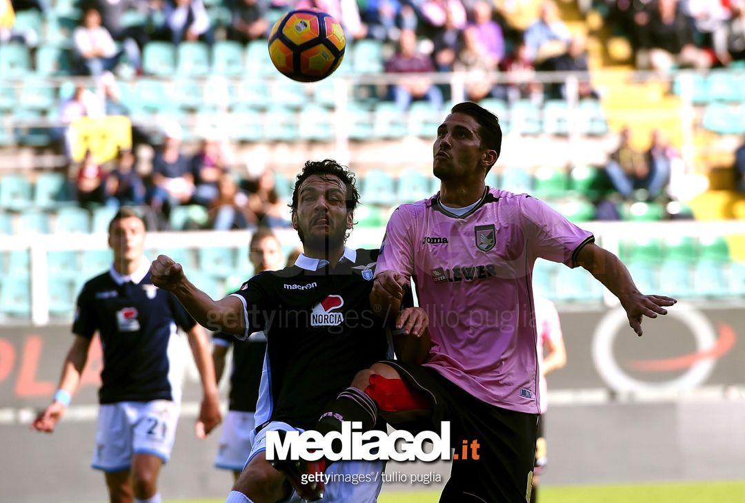  PALERMO, ITALY - NOVEMBER 27: Marco Parolo (L) of Lazio and Edoardo Goldaniga of Palermo compete for the ball during the Serie A match betweenUS Citta di Palermo and SS Lazio at Stadio Renzo Barbera on November 27, 2016 in Palermo, Italy.  (Photo by Tullio M. Puglia/Getty Images) 