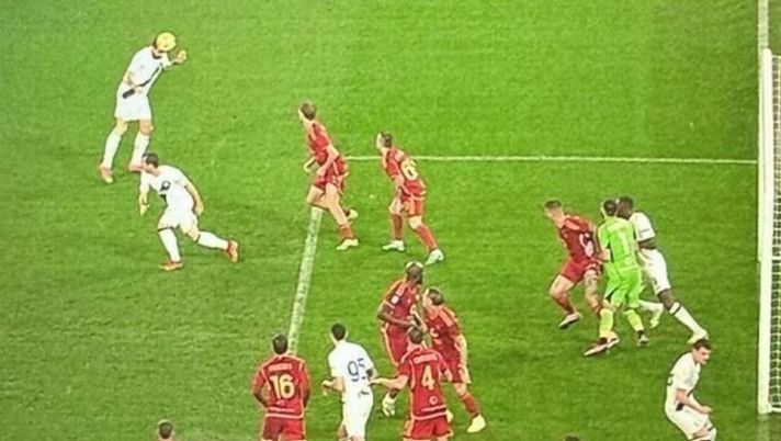 Quel gol di Acerbi: i tifosi della Roma puntano il dito, ricordando il derby di Madrid… - immagine 1