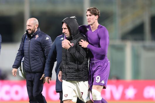 FLORENCE, ITALY - DECEMBER 11: Dusan Vlahovic of ACF Fiorentina and Franck Ribery of US Salernitana during the Serie A match between ACF Fiorentina and US Salernitana at Stadio Artemio Franchi on December 11, 2021 in Florence, Italy. (Photo by Gabriele Maltinti/Getty Images) Ribery: “Ho ancora benzina nel motore. A Salerno sento l’amore della gente”- immagine 2