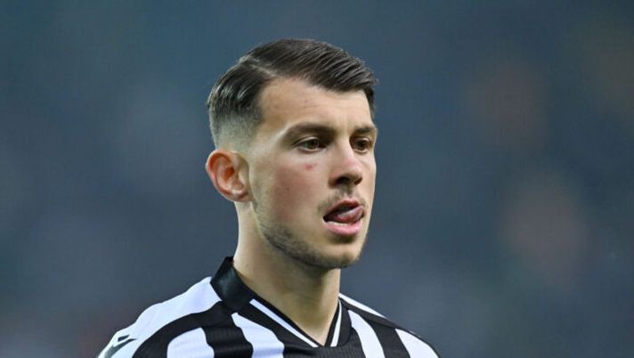 UDINE, ITALY - MAY 04: Lazar Samardzic of Udinese Calcio looks on during the Serie A match between Udinese Calcio and SSC Napoli at Dacia Arena on May 04, 2023 in Udine, Italy. (Photo by Alessandro Sabattini/Getty Images) Samardzic ad un passo dall’Inter, Gazzetta: “Ecco come lo utilizzerà Inzaghi” - immagine 1