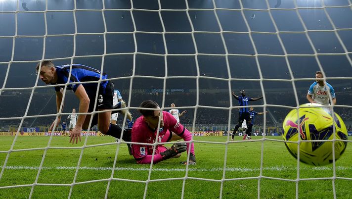 MILAN, ITALY - JANUARY 04: Edin Dzeko of FC Internazionale scores his team's a first goal during the Serie A match between FC Internazionale and SSC Napoli at Stadio Giuseppe Meazza on January 04, 2023 in Milan, Italy. (Photo by Mattia Ozbot - Inter/Inter via Getty Images) Inter-Napoli: anno nuovo? - immagine 1