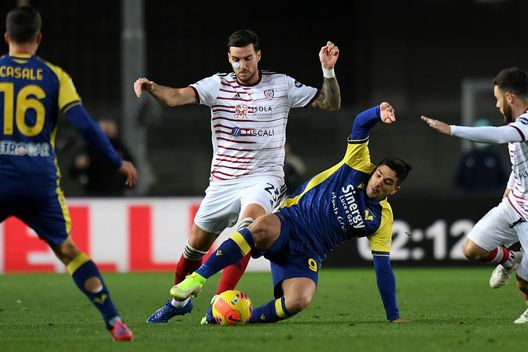 (Photo by Alessandro Sabattini/Getty Images) Il Cagliari si batte a Verona, un pareggio d’orgoglio- immagine 2