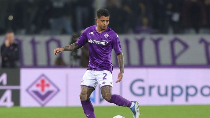 FLORENCE, ITALY - OCTOBER 22: Domilson Cordeiro dos Santos known as Dodo of ACF Fiorentina in action during the Serie A match between ACF Fiorentina and FC Internazionale at Stadio Artemio Franchi on October 22, 2022 in Florence, Italy. (Photo by Gabriele Maltinti/Getty Images) Fiorentina, infortunio per Dodo contro il Milan: cambio obbligato a San Siro - immagine 1