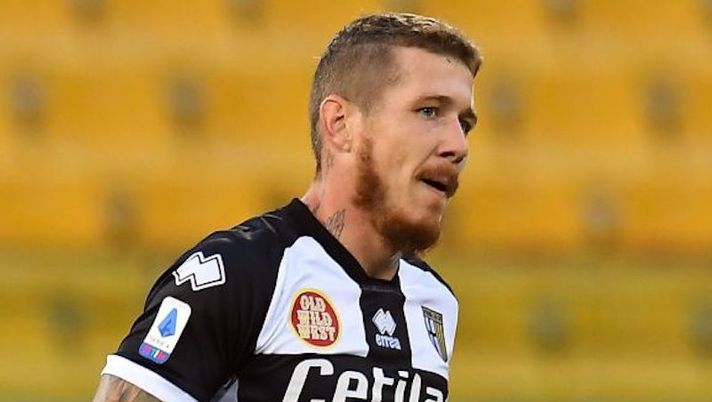 PARMA, ITALY - OCTOBER 25: Juraj Kucka of Parma Calcio celebrates after scoring the 2-2 goal during the Serie A match between Parma Calcio and Spezia Calcio at Stadio Ennio Tardini on October 25, 2020 in Parma, Italy. (Photo by Alessandro Sabattini/Getty Images) C’è Gervinho, non Kucka! Hernani, Cornelius e i dubbi in difesa: chi gioca e chi no nel Parma - immagine 1