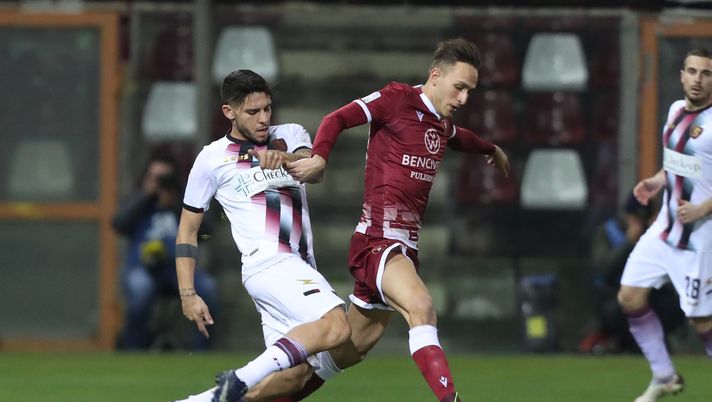 REGGIO CALABRIA, ITALY - FEBRUARY 01: Simone Edera (R) of Reggina controls the ball during the Serie B match between Reggina and US Salernitana at Stadio Oreste Granillo on February 01, 2021 in Reggio Calabria, Italy. (Photo by Maurizio Lagana/Getty Images) 