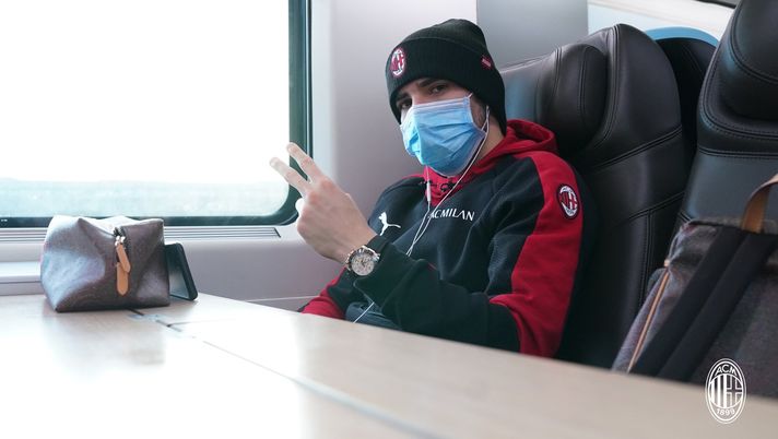 Sandro Tonali, centrocampista dell'AC Milan, in viaggio in treno (acmilan.com) Sandro Tonali, centrocampista dell'AC Milan, in viaggio in treno (acmilan.com)