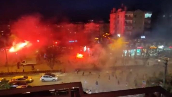 Pietre, bastoni, torce: guerriglia da derby a 150 km da Istanbul… - immagine 1