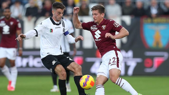 LA SPEZIA, ITALY - NOVEMBER 06: Giulio Maggiore of Spezia Calcio battles for the ball with Dennis Praet of Torino FC during the Serie A match between Spezia Calcio v Torino FC at Stadio Alberto Picco on November 6, 2021 in La Spezia, Italy. (Photo by Gabriele Maltinti/Getty Images) Praet, settimana prossima la prima offerta viola. C’è distanza col Leicester - immagine 1