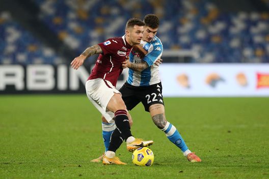 NAPLES, ITALY - DECEMBER 23: Adam Marusic of SS Lazio holds off Giovanni Di Lorenzo of S.S.C. Napoli during the Serie A match between SSC Napoli and Torino FC at Stadio Diego Armando Maradona on December 23, 2020 in Naples, Italy. Sporting stadiums around Italy remain under strict restrictions due to the Coronavirus Pandemic as Government social distancing laws prohibit fans inside venues resulting in games being played behind closed doors. (Photo by Francesco Pecoraro/Getty Images) NAPLES, ITALY - DECEMBER 23: Adam Marusic of SS Lazio holds off Giovanni Di Lorenzo of S.S.C. Napoli during the Serie A match between SSC Napoli and Torino FC at Stadio Diego Armando Maradona on December 23, 2020 in Naples, Italy. Sporting stadiums around Italy remain under strict restrictions due to the Coronavirus Pandemic as Government social distancing laws prohibit fans inside venues resulting in games being played behind closed doors. (Photo by Francesco Pecoraro/Getty Images)