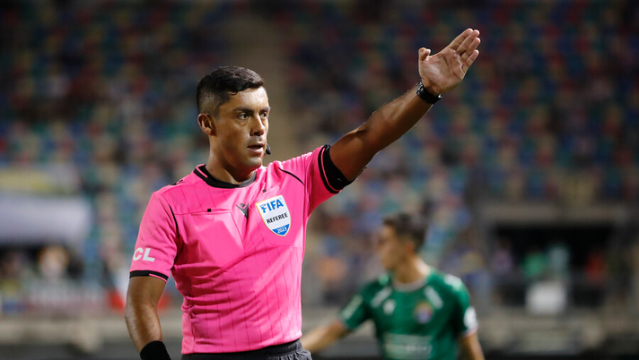 Cile, gravi insulti ai giocatori in campo: l’arbitro Gamboa sospeso per ben 15 partite! - immagine 1