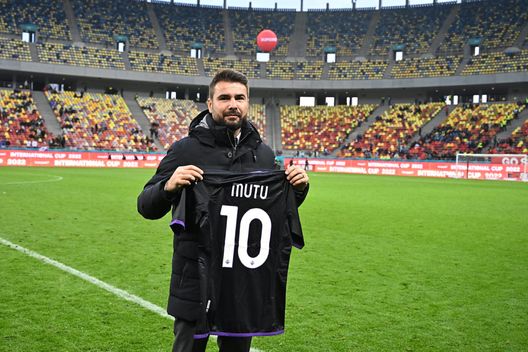 Bucarest, 10 dicembre 2022 - Adrian Mutu riceve la maglia numero 10 - Foto ACF Fiorentina Chi al posto di Nicola? Tra i vari nomi spunta anche un super ex Viola!- immagine 2