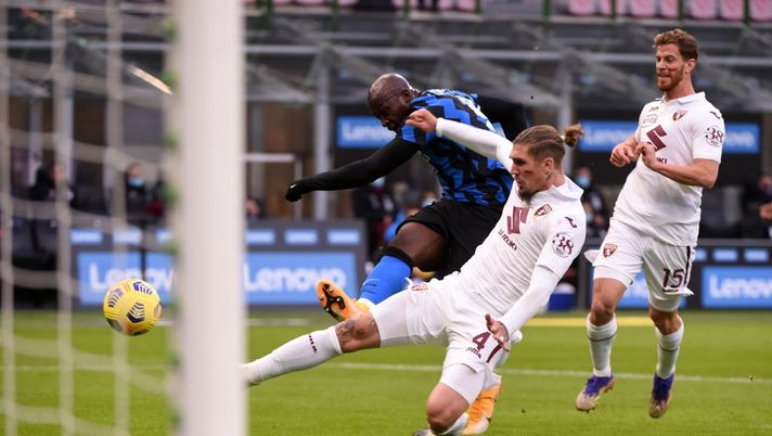 MILAN, ITALY - NOVEMBER 22:  Romelu Lukaku of FC Internazionale competes for the ball with  Simone Verdi of Torino FC during the Serie A match between FC Internazionale and Torino FC at Stadio Giuseppe Meazza on November 22, 2020 in Milan, Italy.  (Photo by Pier Marco Tacca - Inter/Inter via Getty Images)