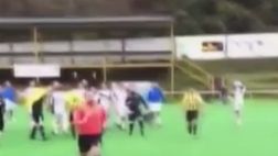 Spagna: giocatori furiosi, arbitro scappa negli spogliatoi
