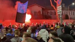 Gli ultras dell’Atalanta fuori dalla stadio prima della partita, l’Ats aveva chiesto di evitare