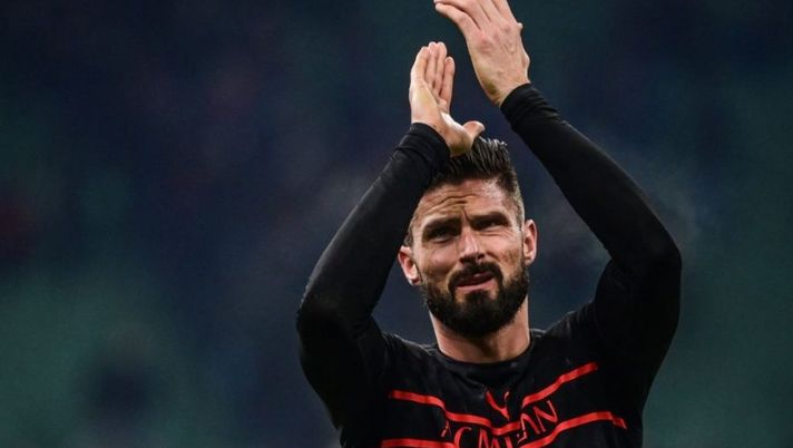 AC Milan's French forward Olivier Giroud acknowledges the public at the end of the Italian Serie A football match between AC Milan and Napoli on December 19, 2021 at the San Siro stadium in Milan. (Photo by MIGUEL MEDINA / AFP) (Photo by MIGUEL MEDINA/AFP via Getty Images) Giroud: “La concorrenza con Ibra? Io la vedo così! Ho avuto problemi neuromuscolari” - immagine 1