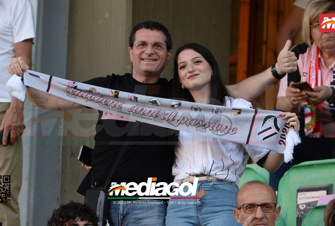 Fototifo, facce da Serie B. I tifosi allo stadio per Palermo-Padova 1-0 - immagine 102