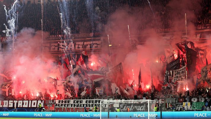 FRANKFURT AM MAIN, GERMANY - FEBRUARY 21: Eintracht Frankfurt fans show their support with banners and flares prior to the UEFA Champions League round of 16 leg one match between Eintracht Frankfurt and SSC Napoli at Deutsche Bank Park on February 21, 2023 in Frankfurt am Main, Germany. (Photo by Christian Kaspar-Bartke/Getty Images) Scontri tifosi Eintracht: comune di Napoli parte civile, chiederà risarcimento danni - immagine 1