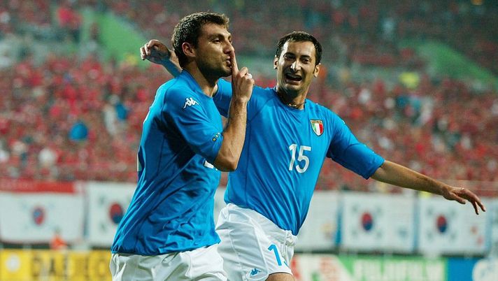 DAEJEON, SOUTH KOREA - JUNE 18: WM 2002 in JAPAN und KOREA, Daejeon; Match 56/ACHTELFINALE/KOREA - ITALIEN (KOR - ITA); 0:1 TOR jubel Torschuetze Christian VIERI und Mark IULIANO/ITA (Photo by Andreas Rentz/Bongarts/Getty Images) DAEJEON, SOUTH KOREA - JUNE 18: WM 2002 in JAPAN und KOREA, Daejeon; Match 56/ACHTELFINALE/KOREA - ITALIEN (KOR - ITA); 0:1 TOR jubel Torschuetze Christian VIERI und Mark IULIANO/ITA (Photo by Andreas Rentz/Bongarts/Getty Images)