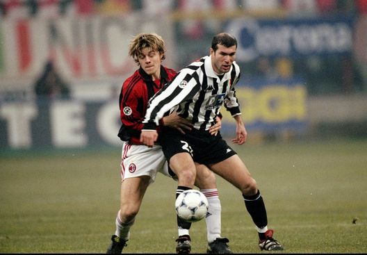 Zinedine Zidane con la maglia della Juve Zinedine Zidane con la maglia della Juve