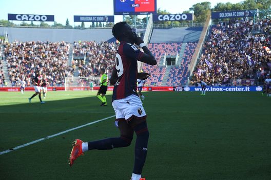 BOLOGNA, ITALY - SEPTEMBER 11: Musa Barrow of Bologna FC celebrates after scoring his team's first goal during the Serie A match between Bologna FC and ACF Fiorentina at Stadio Renato Dall'Ara on September 11, 2022 in Bologna, Italy. (Photo by Mario Carlini / Iguana Press/Getty Images) Vigiani (sala stampa): “L’errore viola scaturito dal nostro modo di giocare”- immagine 2