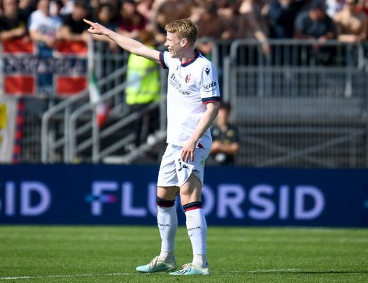 VENICE, ITALY - MAY 08: Jerdy Schouten of Bologna celebrates his team's third goal during the Serie A match between Venezia FC and Bologna FC at Stadio Pier Luigi Penzo on May 08, 2022 in Venice, Italy. (Photo by Getty Images/Getty Images) Calciomercato, il Napoli è in vantaggio per Schouten! – Repubblica- immagine 2