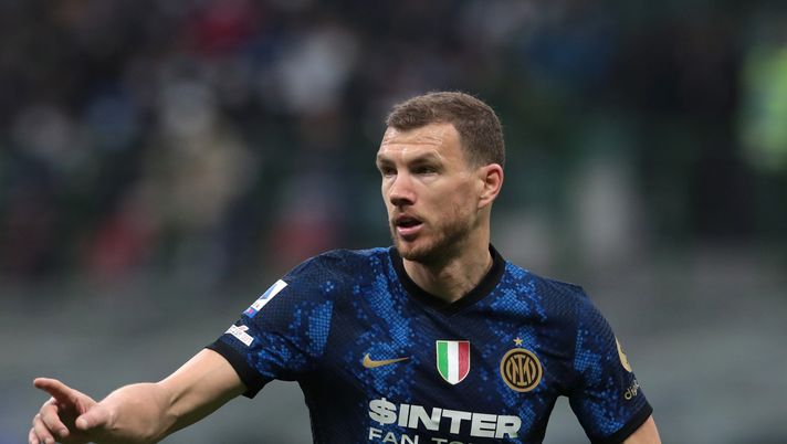 MILAN, ITALY - MARCH 19: Edin Dzeko of FC Internazionale in action during the Serie A match between FC Internazionale and ACF Fiorentina at Stadio Giuseppe Meazza on March 19, 2022 in Milan, Italy. (Photo by Emilio Andreoli - Inter/Inter via Getty Images) Dzeko
