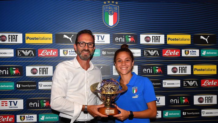 FLORENCE, ITALY - JUNE 15: AIC President Umberto Calcagno delivers the Bulgarelli prize to Manuela Giugliano of Italy Women during a training session at Centro Tecnico Federale di Coverciano on June 15, 2022 in Florence, Italy. (Photo by Valerio Pennicino/Getty Images) Samp-Genoa e Calcagno-Biondini: è derby all’Assocalciatori - immagine 1