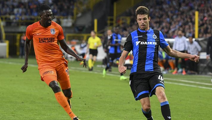 BRUGGE, BELGIUM - JULY 26: Emmanuel Adebayor from Istanbul Basaksehir shadows Brandon Mechele from Club Brugge during the Champions League Third Round Qualifier First Leg match between Club Brugge and Istanbul Basaksehir at Jan Breydel Stadium on July 26, 2017 in Brugge, Belgium. (Photo by Andy Astfalck/Getty Images) Mercato – Dal Belgio: Mechele valutato 6 milioni - immagine 1