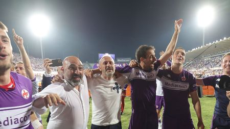 FLORENCE, ITALY - MAY 21: Vincenzo Italiano manager of ACF Fiorentina celebrates the victory after during the Serie A match between ACF Fiorentina and Juventus at Stadio Artemio Franchi on May 21, 2022 in Florence, Italy. (Photo by Gabriele Maltinti/Getty Images)