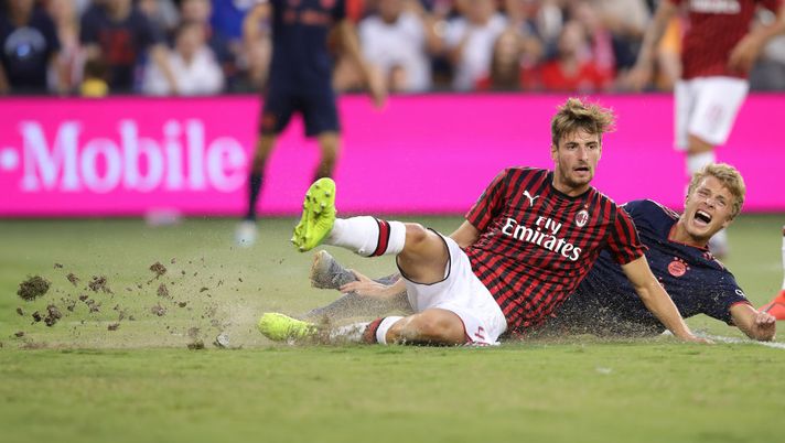 KANSAS CITY, MISSOURI - JULY 23: Fiete Arp of FC Bayern Muenchen battles for the ball with Matteo Gabbia of AC Milan during the 2019 International Champions Cup match between FC Bayern and AC Milan at Children`s Mercy Park Stadium on July 23, 2019 in Kansas City, Missouri. (Photo by Alexander Hassenstein/Bongarts/Getty Images) 