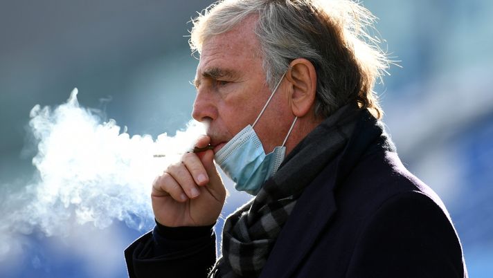 REGGIO NELL'EMILIA, ITALY - JANUARY 06: Enrico Preziosi, Chairman of Genoa CFC has a smoke prior to the Serie A match between US Sassuolo and Genoa CFC at Mapei Stadium - Città del Tricolore on January 06, 2021 in Reggio nell'Emilia, Italy. Sporting stadiums around Italy remain under strict restrictions due to the Coronavirus Pandemic as Government social distancing laws prohibit fans inside venues resulting in games being played behind closed doors. (Photo by Alessandro Sabattini/Getty Images) REGGIO NELL'EMILIA, ITALY - JANUARY 06: Enrico Preziosi, Chairman of Genoa CFC has a smoke prior to the Serie A match between US Sassuolo and Genoa CFC at Mapei Stadium - Città del Tricolore on January 06, 2021 in Reggio nell'Emilia, Italy. Sporting stadiums around Italy remain under strict restrictions due to the Coronavirus Pandemic as Government social distancing laws prohibit fans inside venues resulting in games being played behind closed doors. (Photo by Alessandro Sabattini/Getty Images)