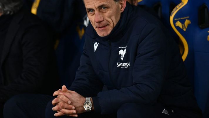 VERONA, ITALY - FEBRUARY 06: Marco Zaffaroni, head coach of Verona looks on during the Serie A match between Hellas Verona and SS Lazio at Stadio Marcantonio Bentegodi on February 06, 2023 in Verona, Italy. (Photo by Alessandro Sabattini/Getty Images) Zaffaroni: “Doig, sono solo crampi! Djuric, ecco il problema e cosa filtra. Così vedo Ngonge e Duda” - immagine 1