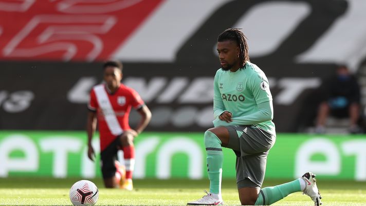 SOUTHAMPTON, ENGLAND - OCTOBER 25: Alex Iwobi of Everton takes a knee in support of the Black Lives Matter movement prior to the Premier League match between Southampton and Everton at St Mary's Stadium on October 25, 2020 in Southampton, England. Sporting stadiums around the UK remain under strict restrictions due to the Coronavirus Pandemic as Government social distancing laws prohibit fans inside venues resulting in games being played behind closed doors. (Photo by Naomi Baker/Getty Images) Nigeria, Iwobi: “Osimhen mi chiede se sta andando bene, vuole la Premier” - immagine 1