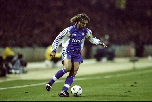 27 Oct 1999: Gabriele Batistuta of Fiorentina in action during the UEFA European Champions League Group B match against Arsenal played at Wembley Stadium, London. The game finished in a 1-0 away win for Fiorentina and saw the elimination of Arsenal fromthe second phase. Mandatory Credit: Alex Livesey /Allsport L’investitura di Sconcerti: “Osimhen devastante, come Batistuta e Van Basten”- immagine 2
