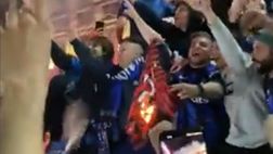 Il derby diventa un falò: tifosi Inter, in fiamme la maglia di Leao in piazza Duomo…
