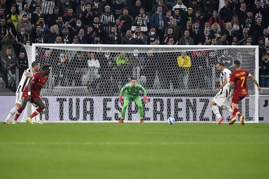 TURIN, ITALY - OCTOBER 17: Wojciech Szczesny goalkeeper of Juventus in action during the Serie A match between Juventus and AS Roma at Allianz Stadium on October 17, 2021 in Turin, Italy. (Photo by Filippo Alfero - Juventus FC/Juventus FC via Getty Images) Orsato ma cosa fai? L’arbitro sorpreso a copiare i test nel raduno post pandemia- immagine 2