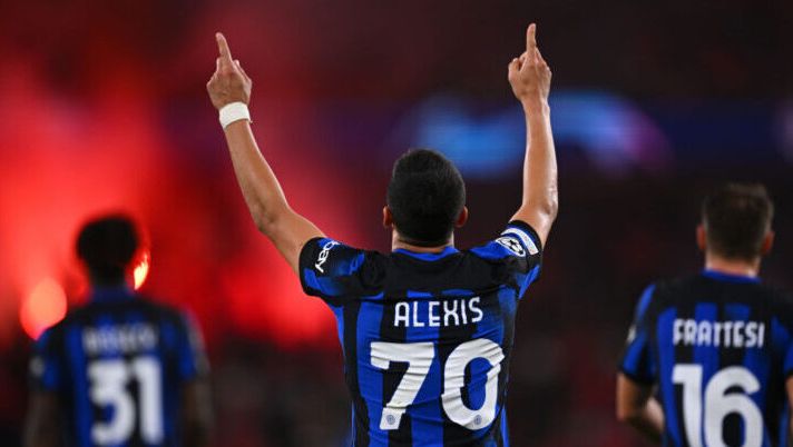 LISBON, PORTUGAL - NOVEMBER 29: Alexis Sanchez of FC Internazionale celebrates after scoring the goal during the UEFA Champions League match between SL Benfica and FC Internazionale at Estadio do Sport Lisboa e Benfica on November 29, 2023 in Lisbon, Portugal. (Photo by Mattia Ozbot - Inter/Inter via Getty Images) Sanchez: “Vogliamo vincere tutto! Dormito nel primo tempo, vi spiego il rigore” - immagine 1