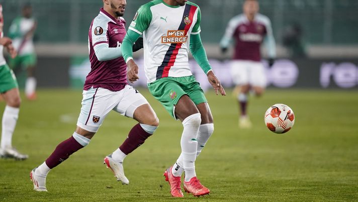 VIENNA, AUSTRIA - NOVEMBER 25: Emanuel Aiwu of Rapid Wien battles for possession with Said Benrahma of West Ham United during the UEFA Europa League group H match between Rapid Wien and West Ham United at Allianz Stadion on November 25, 2021 in Vienna, Austria. (Photo by Christian Hofer/Getty Images) Avversari, Cremo scatenata. In arrivo anche Aiwu dal Rapid Vienna - immagine 1