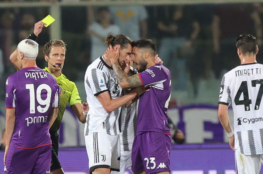 FLORENCE, ITALY - MAY 21: Adrien Rabiot of Juventus and Lorenzo Venuti of ACF Fiorentina during the Serie A match between ACF Fiorentina and Juventus at Stadio Artemio Franchi on May 21, 2022 in Florence, Italy. (Photo by Gabriele Maltinti/Getty Images) La moViola: Chiffi, direzione ok. Il rigore c’è, ma il contatto è lieve- immagine 2