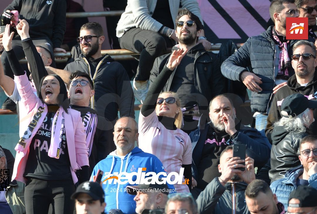 FOTOTIFO Palermo-Como 3-0, gli scatti ai tifosi al “Renzo Barbera” (GALLERY) - immagine 142
