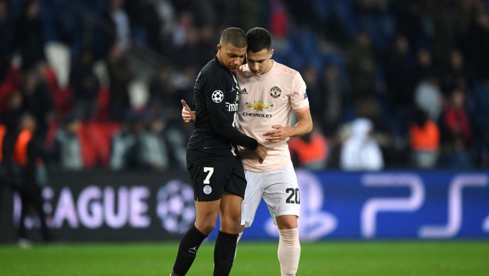 PARIS, FRANCE - MARCH 06: Diogo Dalot of Manchester United and Kylian Mbappe of PSG after the match during the UEFA Champions League Round of 16 Second Leg match between Paris Saint-Germain and Manchester United at Parc des Princes on March 06, 2019 in Paris, . (Photo by Shaun Botterill/Getty Images) PARIS, FRANCE - MARCH 06: Diogo Dalot of Manchester United and Kylian Mbappe of PSG after the match during the UEFA Champions League Round of 16 Second Leg match between Paris Saint-Germain and Manchester United at Parc des Princes on March 06, 2019 in Paris, . (Photo by Shaun Botterill/Getty Images)