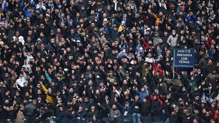 NAPLES, ITALY - MARCH 19: Fans enjoy the pre match atmosphere prior to the Serie A match between SSC Napoli and Udinese Calcio at Stadio Diego Armando Maradona on March 19, 2022 in Naples, Italy. (Photo by Francesco Pecoraro/Getty Images) Napoli e Fiorentina contro la guerra: domani ci sarà un flash-mob al “Maradona” - immagine 1