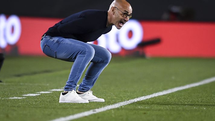 BUENOS AIRES, ARGENTINA - OCTOBER 17: Paolo Montero coach of San Lorenzo gives instructions to his team players during a match between River Plate and San Lorenzo as part of Torneo Liga Profesional 2021 at Estadio Monumental Antonio Vespucio Liberti on October 17, 2021 in Buenos Aires, Argentina. (Photo by Marcelo Endelli/Getty Images) BUENOS AIRES, ARGENTINA - OCTOBER 17: Paolo Montero coach of San Lorenzo gives instructions to his team players during a match between River Plate and San Lorenzo as part of Torneo Liga Profesional 2021 at Estadio Monumental Antonio Vespucio Liberti on October 17, 2021 in Buenos Aires, Argentina. (Photo by Marcelo Endelli/Getty Images)
