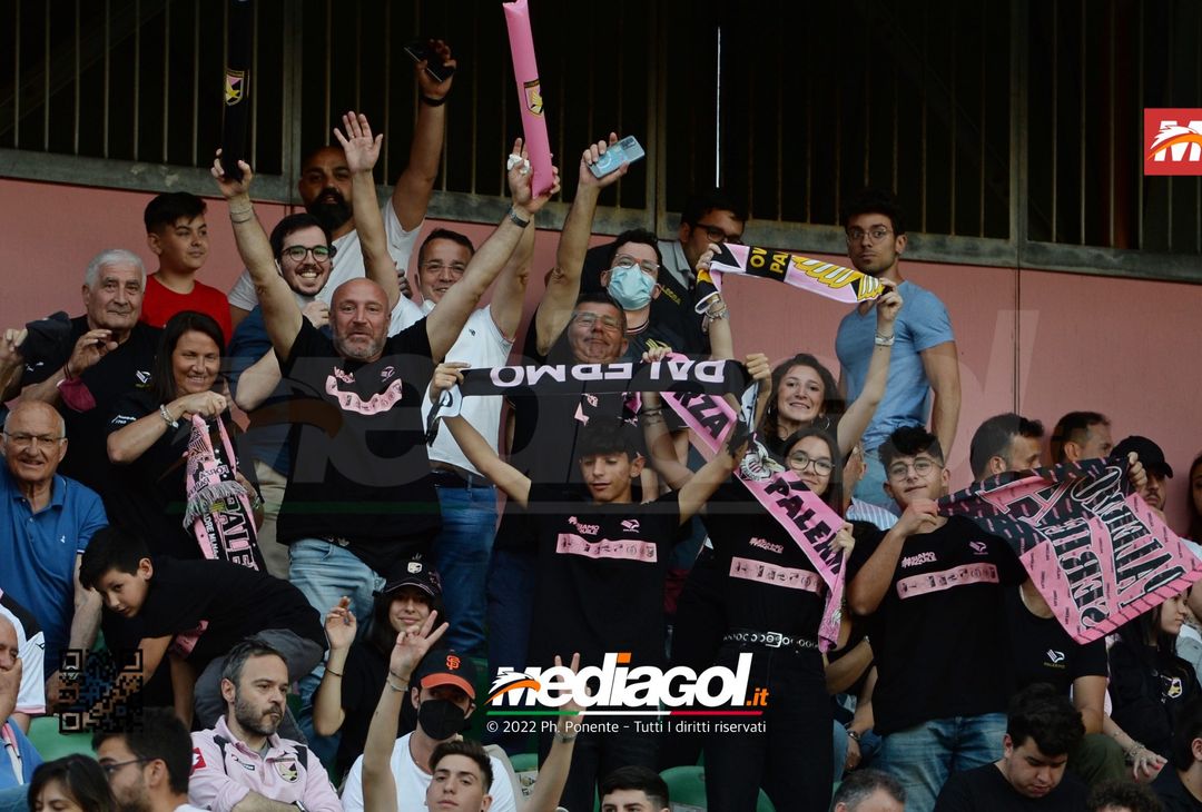 Fototifo, i tifosi allo stadio per Palermo-Feralpisaló 1-0 (gallery) - immagine 6